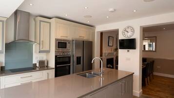 Casa | 4 habitaciones, escritorio, tabla de planchar con plancha y internet