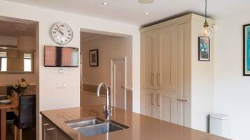 Rumah | 4 kamar tidur, meja kerja, setrika/meja setrika, dan internet