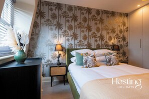 Apartment | 2 bedrooms, iron/ironing board, Internet - Super Vibrant 2 Bedroom With Parking (Maidenhead)