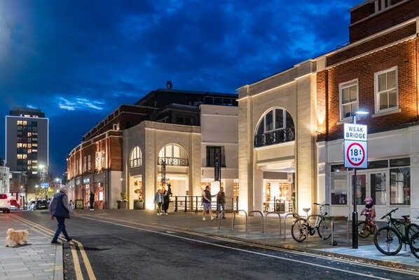 2 عدّة غرف نوم ومكواة/لوح كي وخدمة الإنترنت