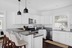 Refrigerador, microondas, horno, placa de cocina