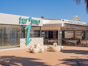 Outdoor dining - Cubo's Apartamento De Lacroix & Pool / Community pool / Free Wifi / Close to beach (Fuengirola)