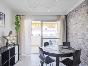 Dining - Cubo's Apartamento De Lacroix & Pool / Community pool / Free Wifi / Close to beach (Fuengirola)