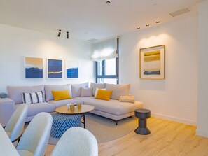TV - Cubo's Luxury Urban Sky Apartment 12 / urban / air conditioning / free wifi / community pool (Málaga)