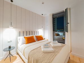 3 slaapkamers, een strijkplank/strijkijzer, gratis wifi, beddengoed