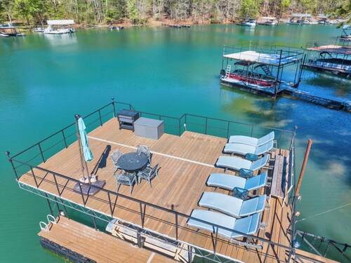 Lake Cabin! Private Dock/Hot Tub/8 Beds/Pool Table/Ping Pong Table
