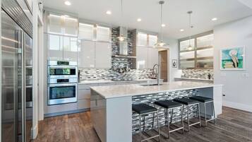 Refrigerador, microondas, horno y parrilla de estufa