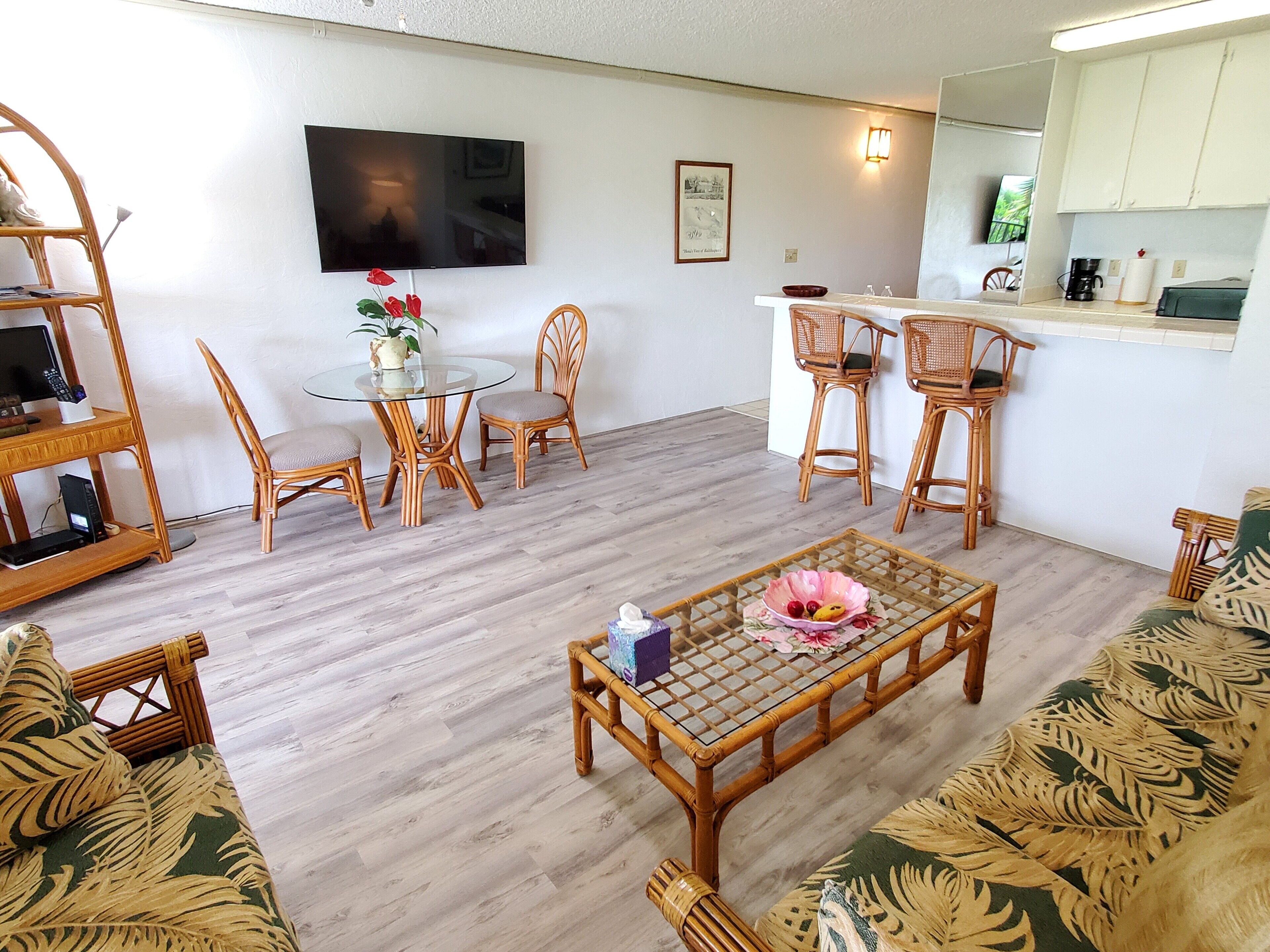 Condo in the center of Kailua-Kona, with 2-unit A/C, Washer/Dryer, Full Kitchen