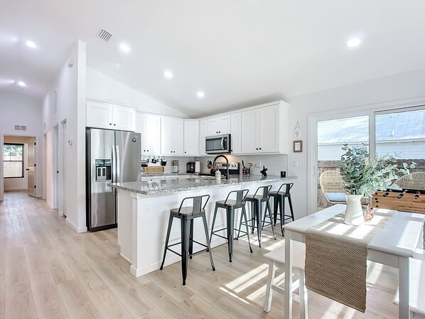 冷蔵庫、電子レンジ、オーブン、コンロ