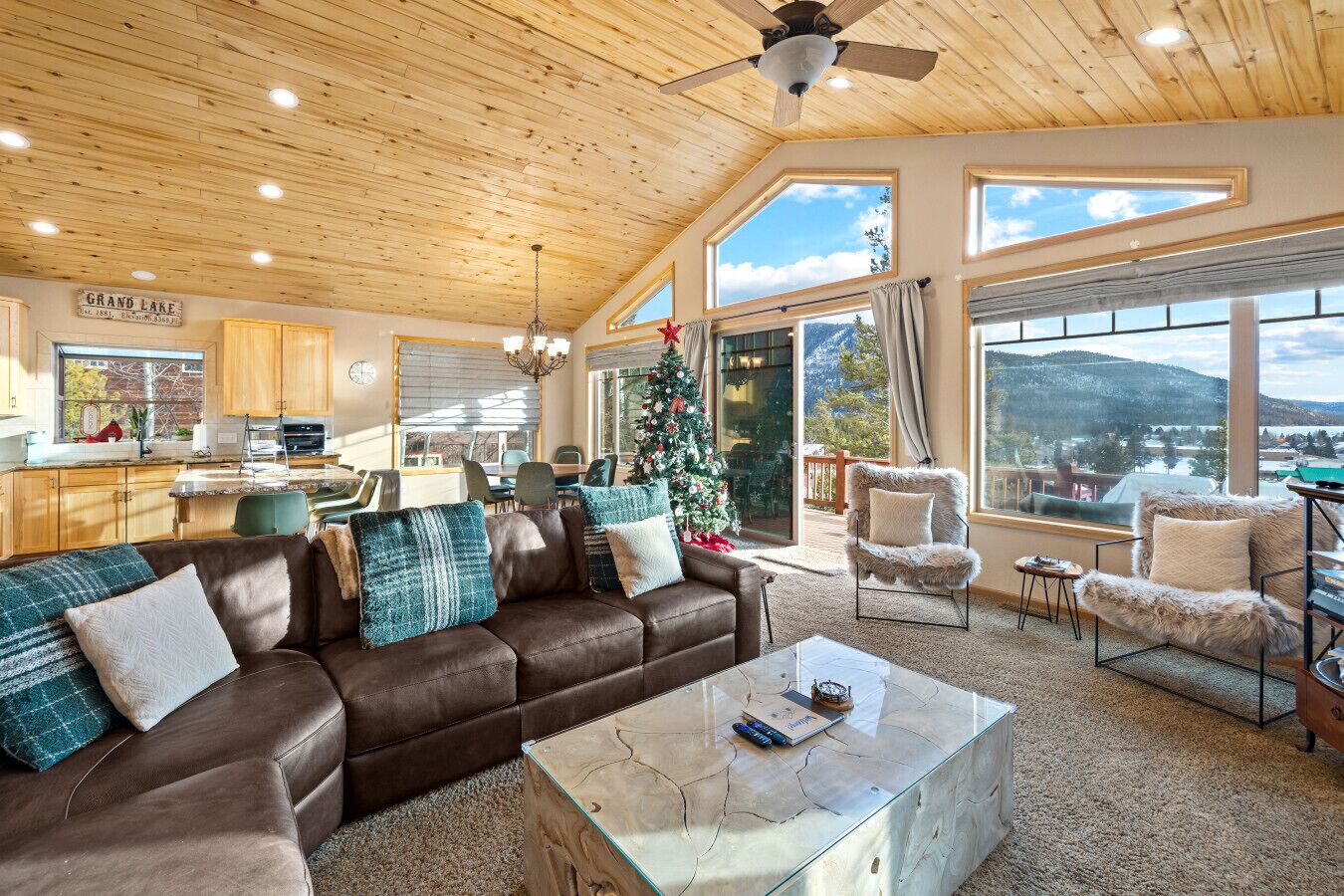 スマートテレビ、暖炉、書斎 / ワークスペース