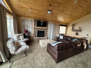 Smart-TV, Kamin, Arbeitsbereiche
