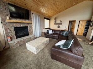 Smart-TV, Kamin, Arbeitsbereiche