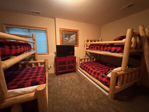 3 Schlafzimmer, Schreibtisch, Bügeleisen/Bügelbrett, Reisekinderbett