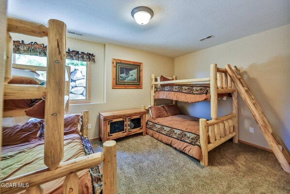 3 Schlafzimmer, Schreibtisch, Bügeleisen/Bügelbrett, Reisekinderbett