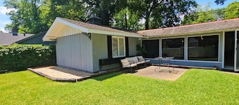 Stylish & Serene Bungalow - 2BR - Fireplace - Backyard