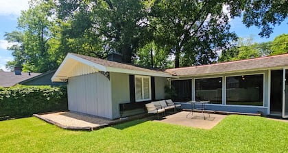 Stylish & Serene Bungalow - 2BR - Fireplace - Backyard