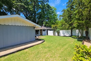 Property grounds - Stylish & Serene Bungalow - 2BR - Fireplace - Backyard (Columbus)