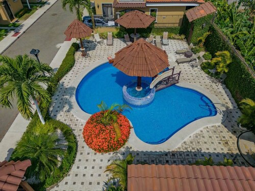One Particular Harbor • 2 BR Townhouse • Pool & Garden, Playas del Coco • 4 Guests