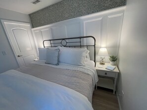 3 bedrooms, iron/ironing board, WiFi, bed sheets - Laura’s Simply Charming Home on Harrison (Quincy)