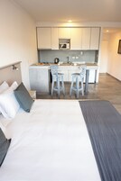 Frigobar, fogão, talheres/pratos/utensílios de cozinha