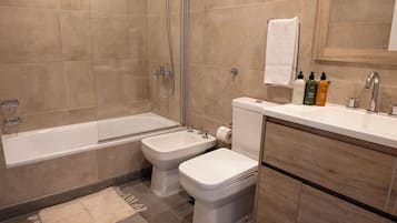 Chuveiro com efeito de chuva, produtos de toalete grátis