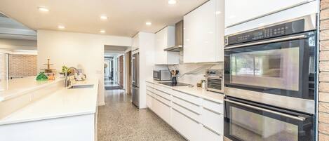 Microondas, horno, parrilla de estufa y lavavajillas