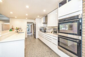 Microondas, horno, placa de cocina, lavavajillas