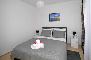 2 室のベッドルーム、WiFi (無料)、ベッドシーツ
