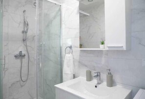 Dusche, Haartrockner, Handtücher