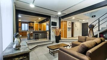Habitación clásica, balcón, vista a la ciudad | Sala de estar