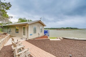 Terrace/patio - Waterfront Lake Buchanan Cottage w/ Kayaks! (Burnet)