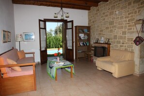 Televisión, reproductor de DVD, biblioteca musical y estéreo