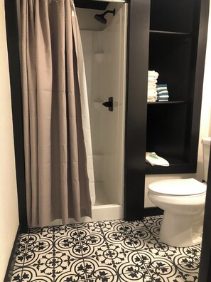 Haartrockner, Handtücher, Seife, Shampoo