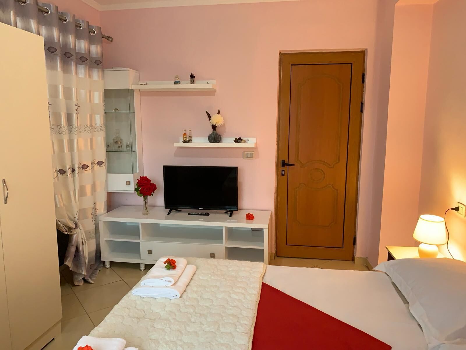 4 slaapkamers, een strijkplank/strijkijzer, wifi