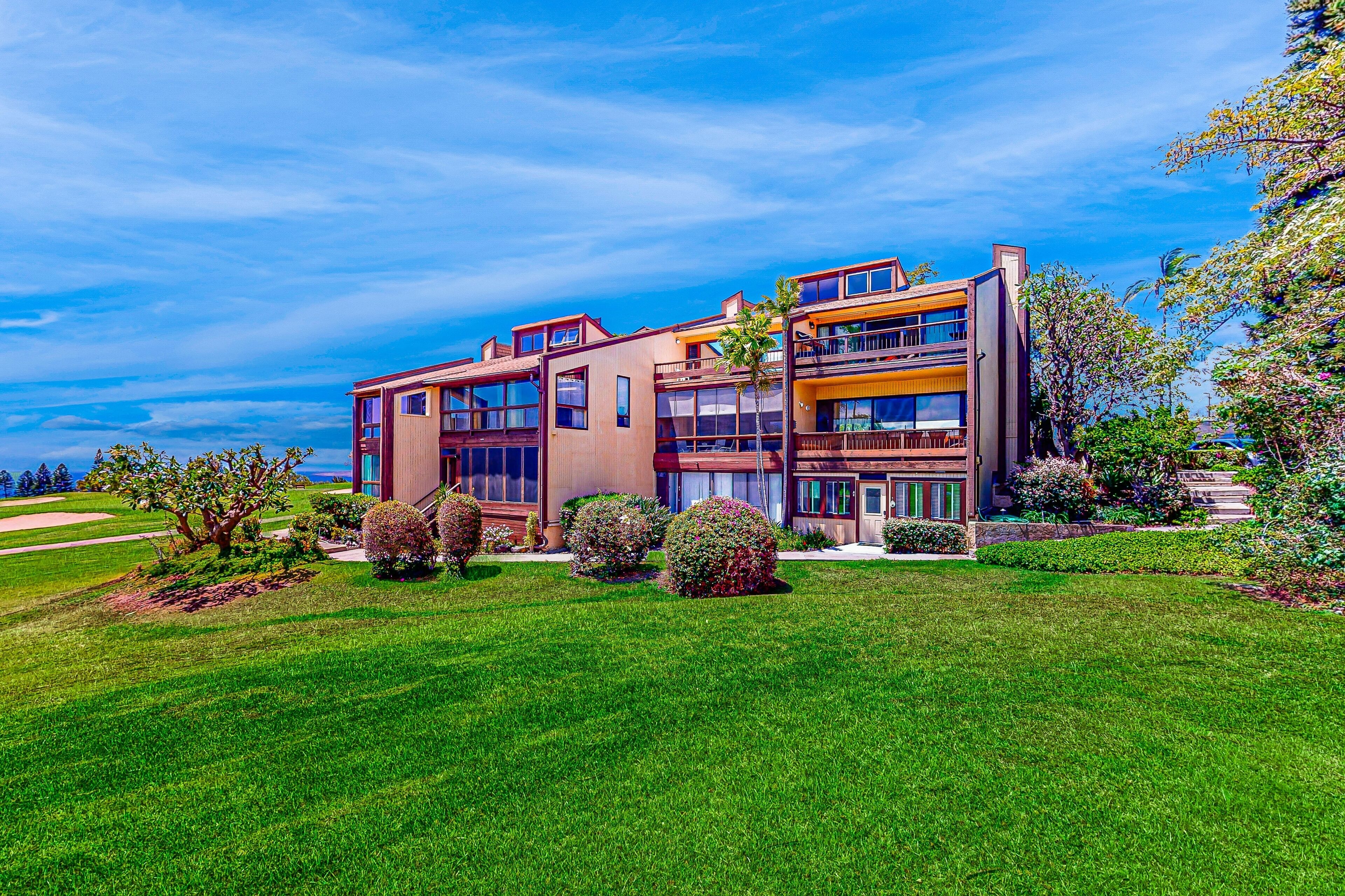 Ocean-view studio on golf course with heated pool, pickleball, & washer/dryer