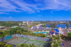 Sports court - Tropical hideaway with easy beach access, alfresco patio, pool & tennis (Lihue)