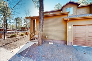 Property grounds - Forested townhome with flex loft, fireplace, outdoor dining, deck - near golf (Pinetop)