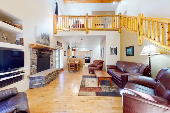 TV, fireplace - Forested townhome with flex loft, fireplace, outdoor dining, deck - near golf (Pinetop)