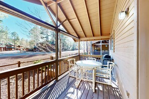 Outdoor dining - Forested townhome with flex loft, fireplace, outdoor dining, deck - near golf (Pinetop)