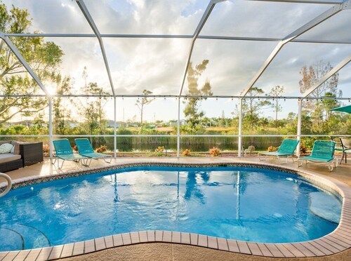 4/2 Heated Pool Home Turquoise Anchor Sleeps 10 Near Downtown Ft. Myers