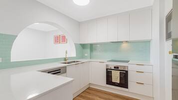 Kylskåp, mikrovågsugn, spishäll och diskmaskin