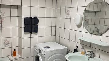 Serviettes fournies, savon, papier toilette