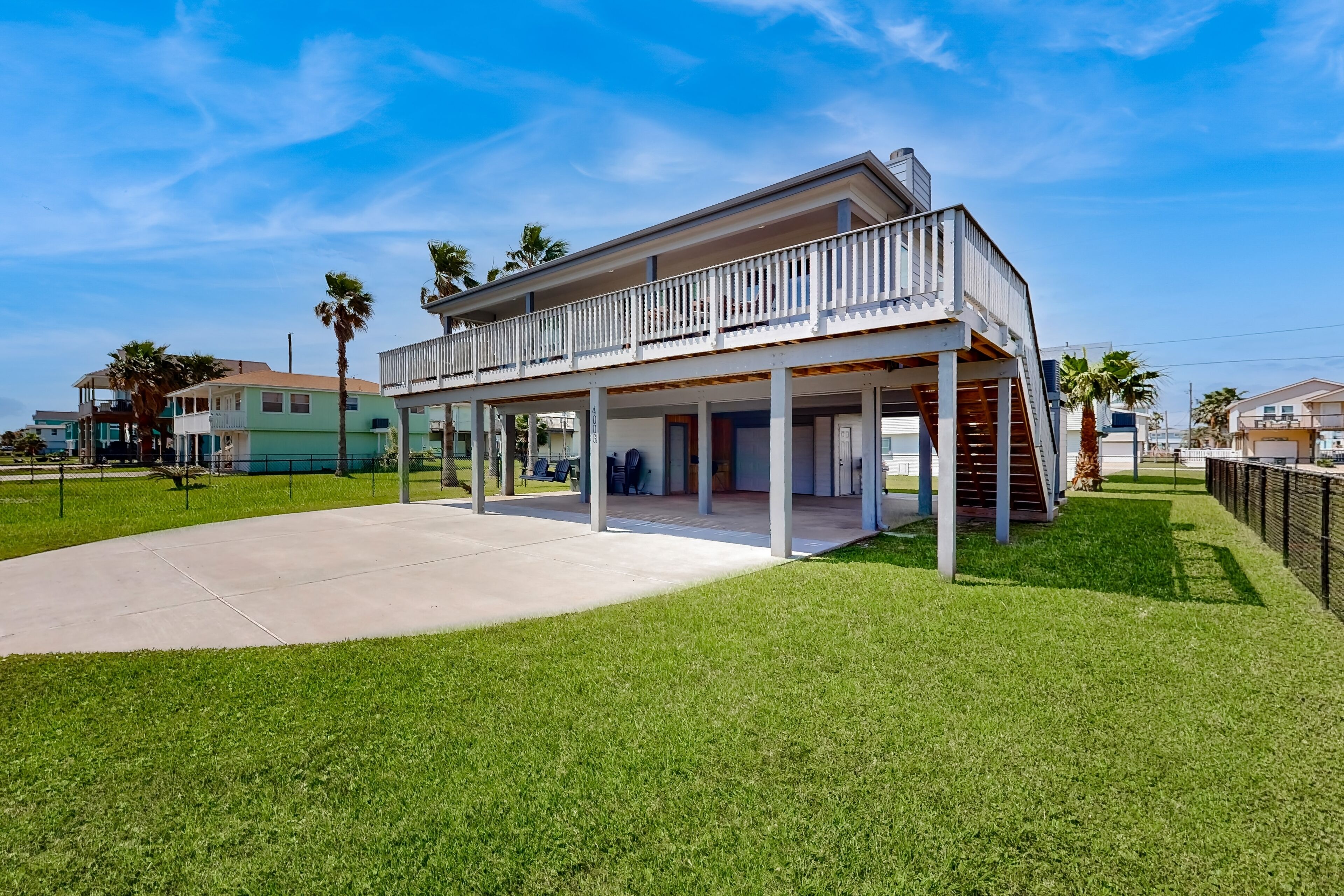Dog-friendly house with enclosed yard, deck, grill, central AC, & washer/dryer