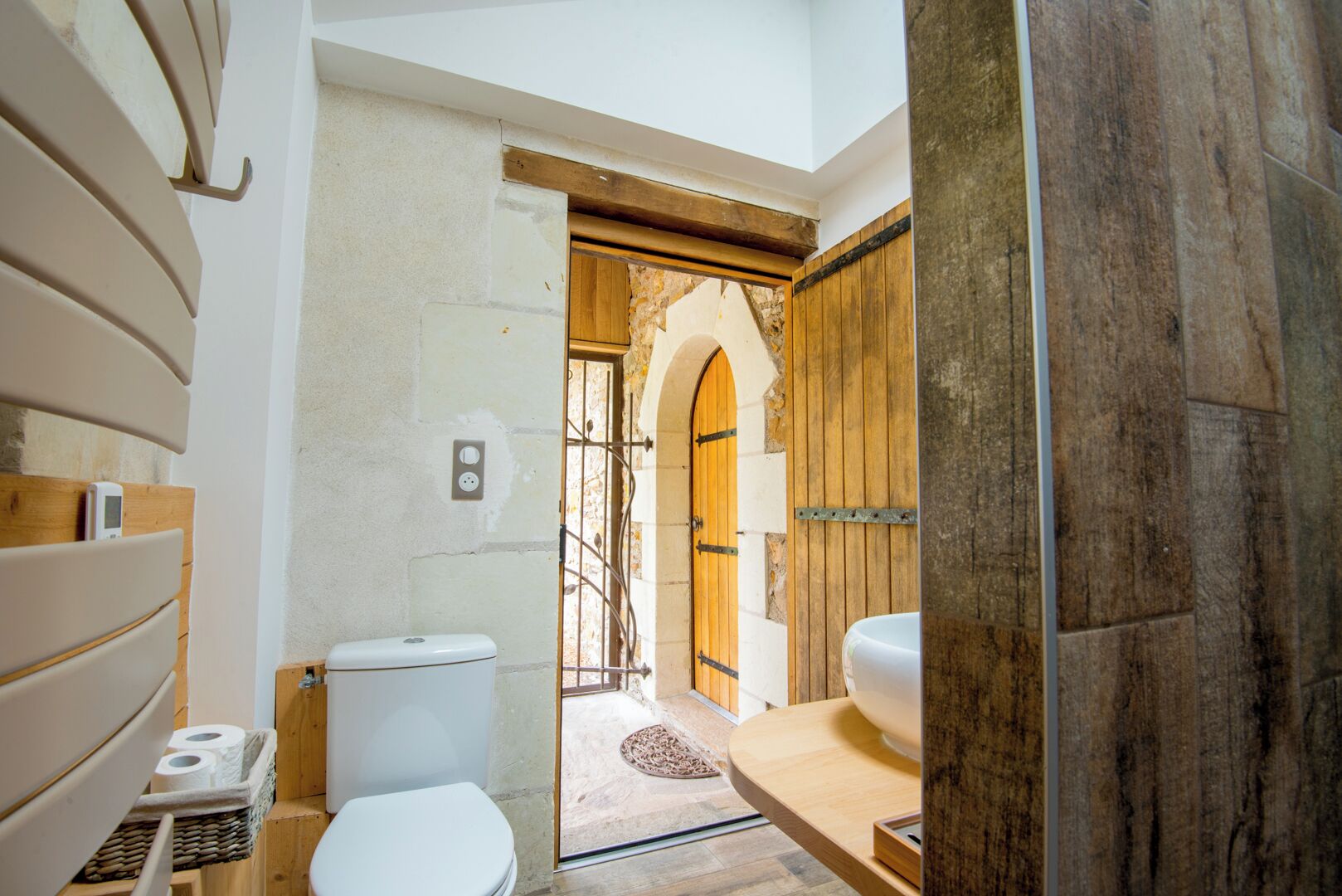 Douche, serviettes fournies, savon, papier de toilette