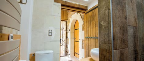 Douche, serviettes fournies, savon, papier de toilette