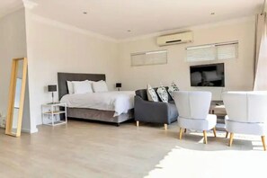 5 bedrooms, WiFi, bed sheets - Large Pecanwood Golf Estate home with backup power (Muldersdrift)