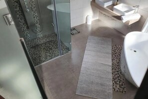 SĂšche-cheveux, serviettes fournies, savon, shampoing