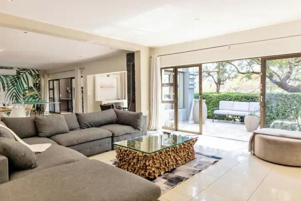 Living area - Large Pecanwood Golf Estate home with backup power (Muldersdrift)