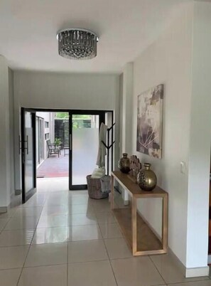 Interior - Large Pecanwood Golf Estate home with backup power (Muldersdrift)