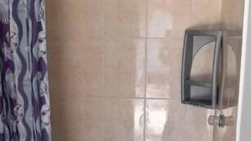 Regadera, toallas, jabón, shampoo